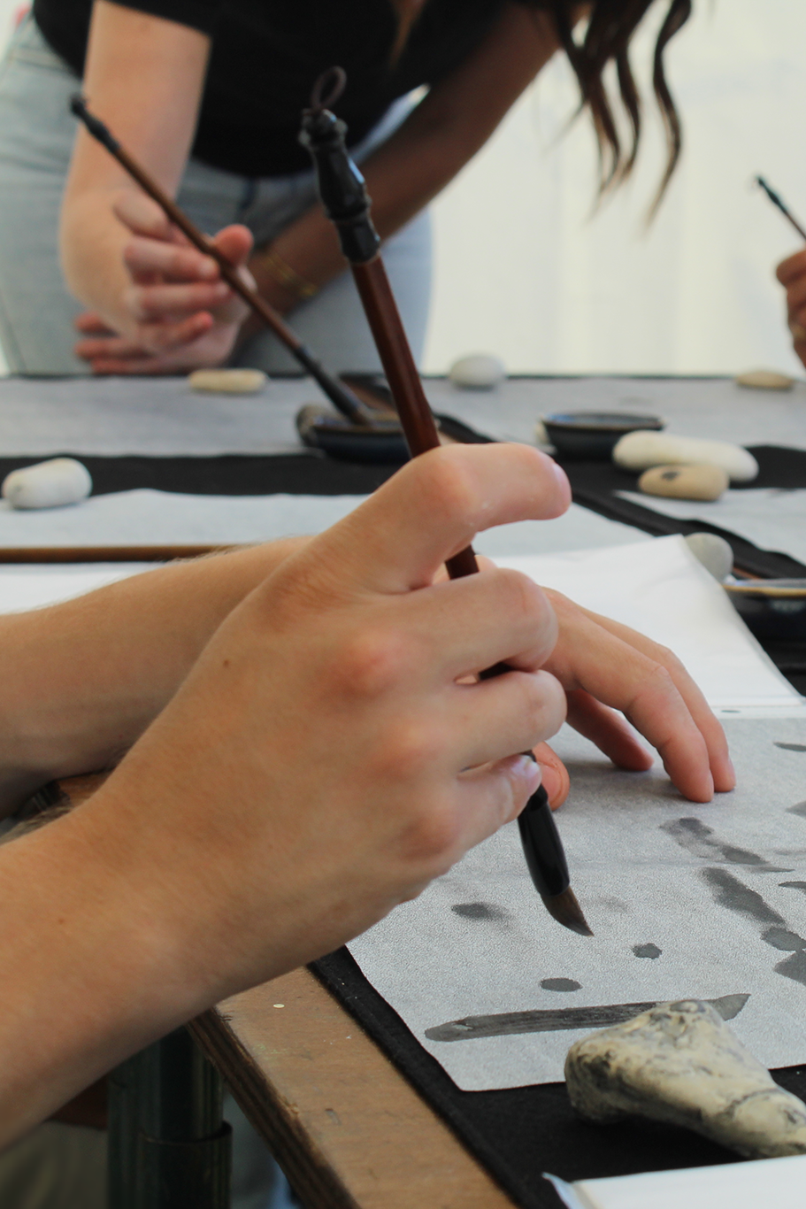 Atelier de calligraphie japonaise animé par l’AMCJ auprès d’un groupe