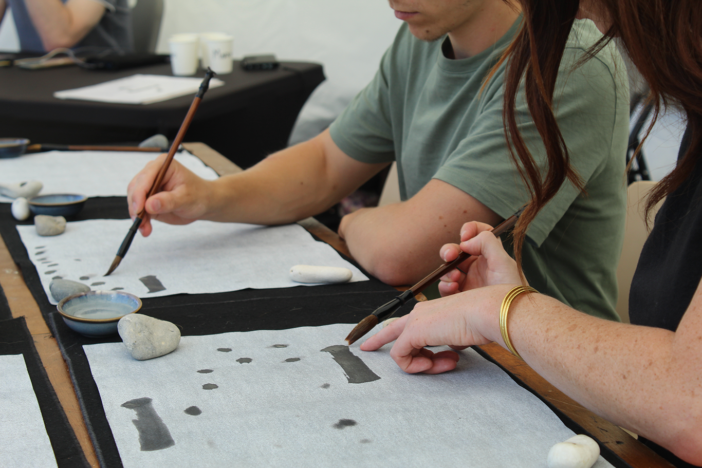 Atelier d'initiation à la calligraphie japonaise en groupe