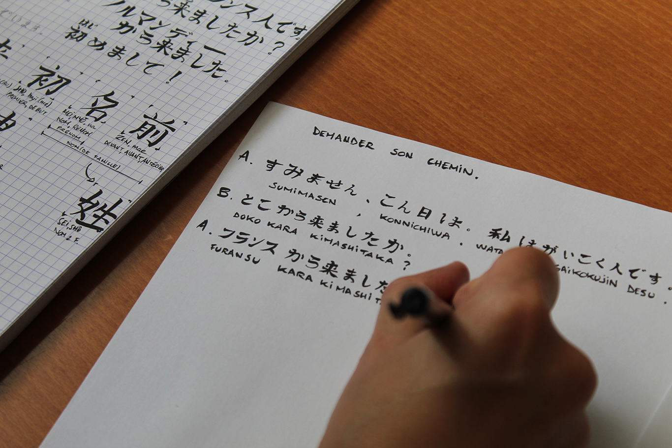 Atelier de calligraphie japonaise animé par l'AMCJ auprès d'un groupe scolaire