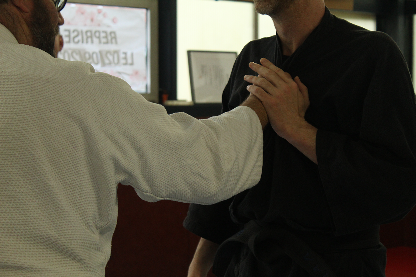 Enfant lançant un shuriken lors d'un cours de ninjutsu enfant à la Maison du Japon Normandie
