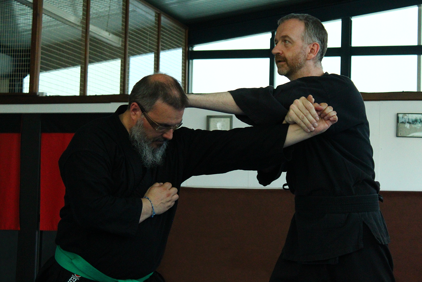 Fabrice Lhermitte animant un cours de ninjutsu taijutsu traditionnel à l'AMCJ