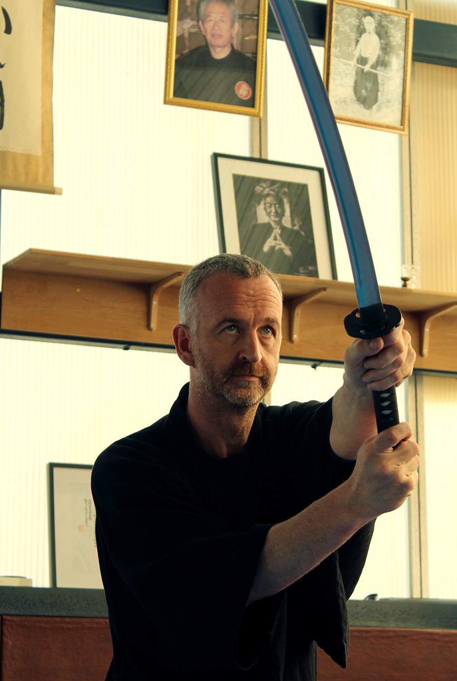 Portrait de Fabrice Lhermitte, fondateur de la Maison du Japon d'Elbeuf et de l'AMCJ, dans le dojo de la Maison du Japon Normandie