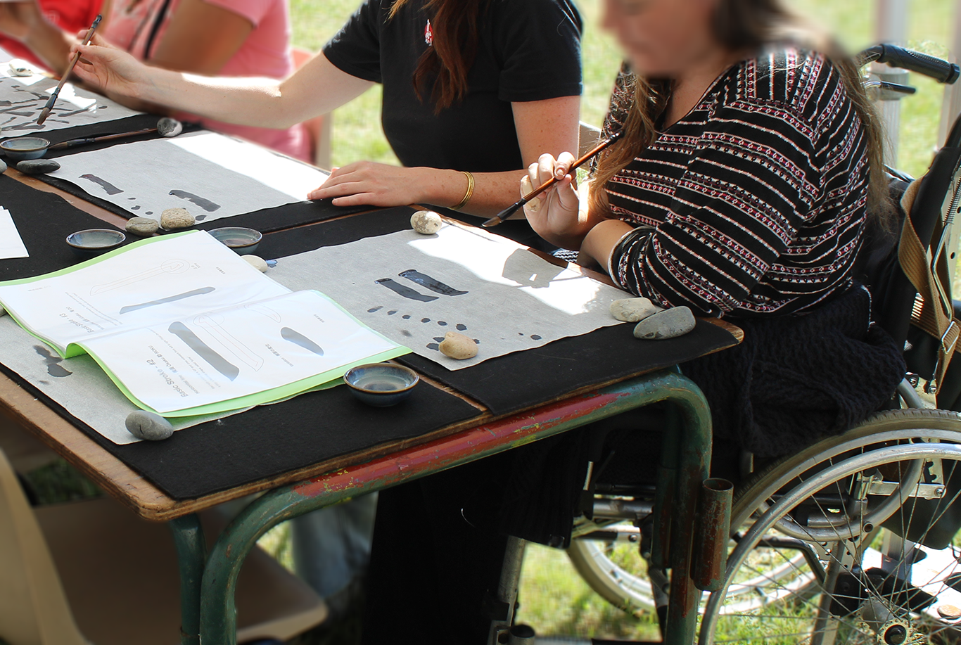 Atelier de culture japonaise accessible aux personnes en situation de handicap, organisé par l'AMCJ