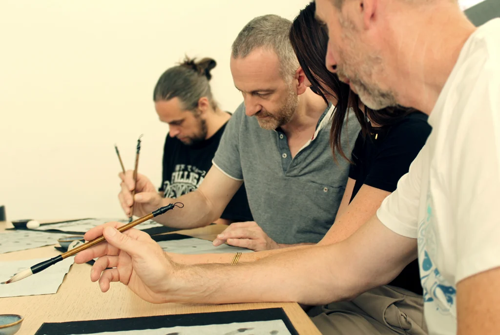 Atelier de calligraphie japonaise en entreprise organisé par l'AMCJ