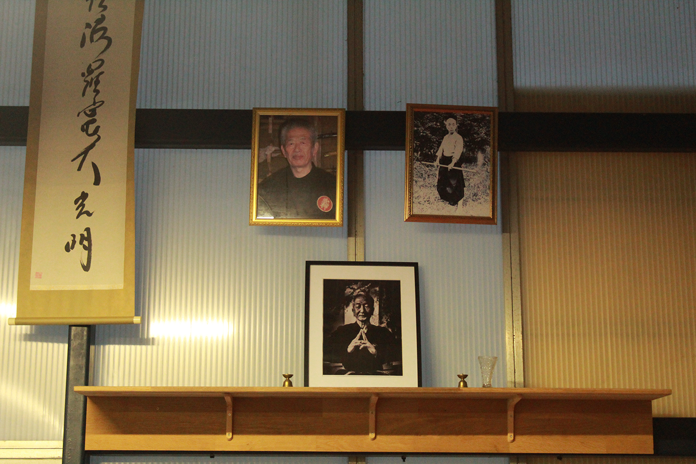 Kamidana de la Maison du Japon avec les portraits de Hatsumi, Ishizuka et Takahashi Sensei