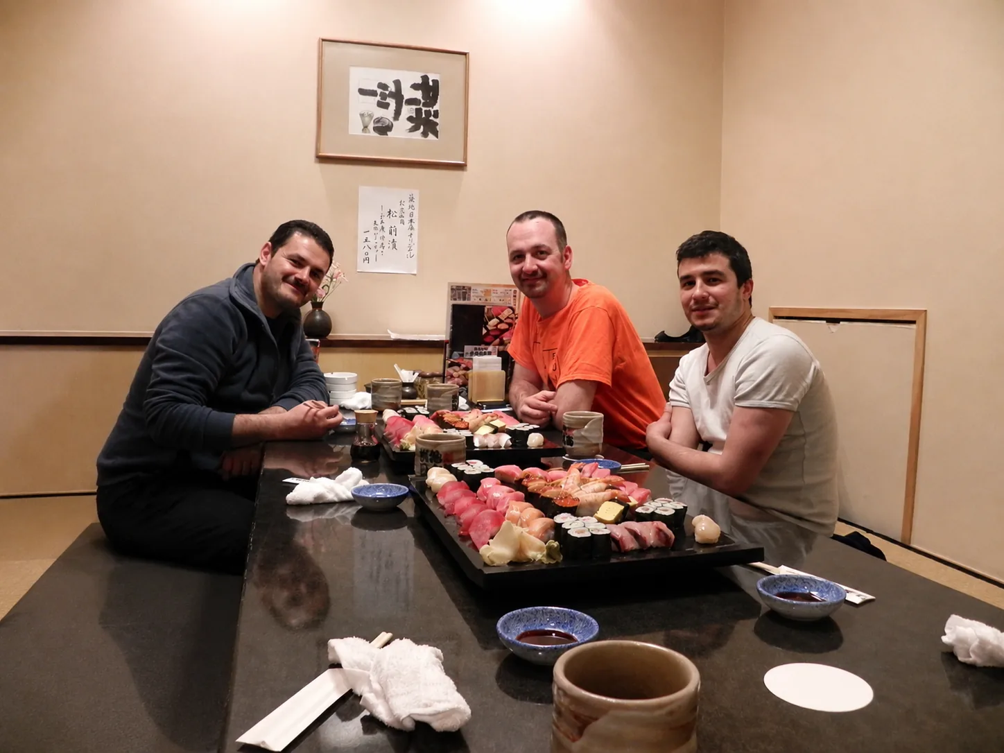 Repas traditionnel japonais à Tokyo : Fabrice Lhermitte, Jonathan Pecqueret et Kacem Zoughari autour de plateaux de sushis